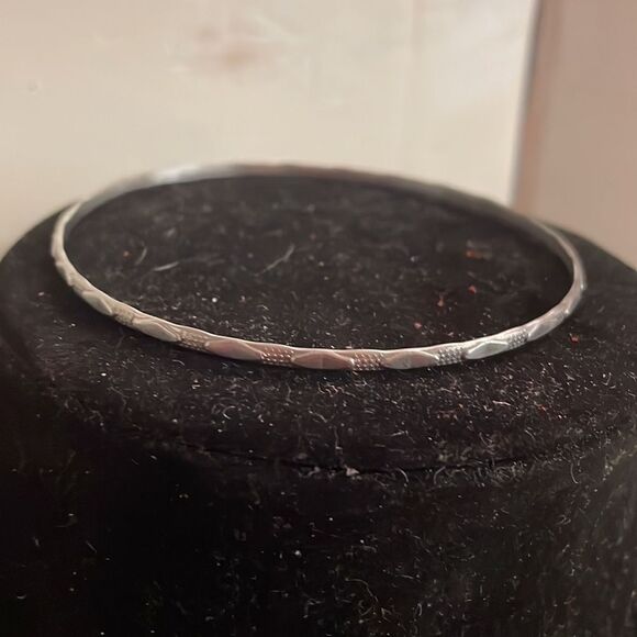 Retro 1990s 7.5” polished silver tone diamond etched stackable bangle bracelet - Picture 6 of 10